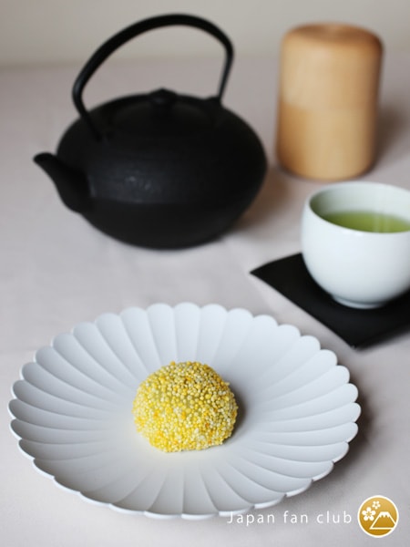 和菓子が乗ったTYPalace Plate。奥にはお茶の入った湯呑みや急須などが置かれている