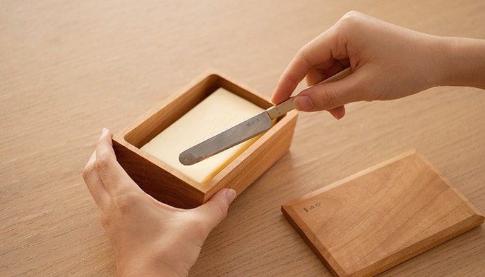 蓋にバターを収納してバターナイフを持っている様子