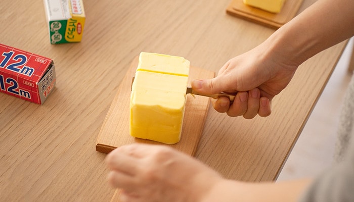 チーズボードの上でバターを切っている様子
