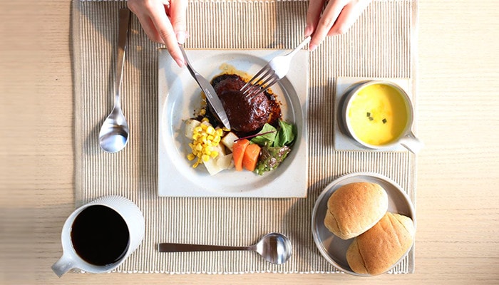 モデラートの食器で洋食を食べている様子