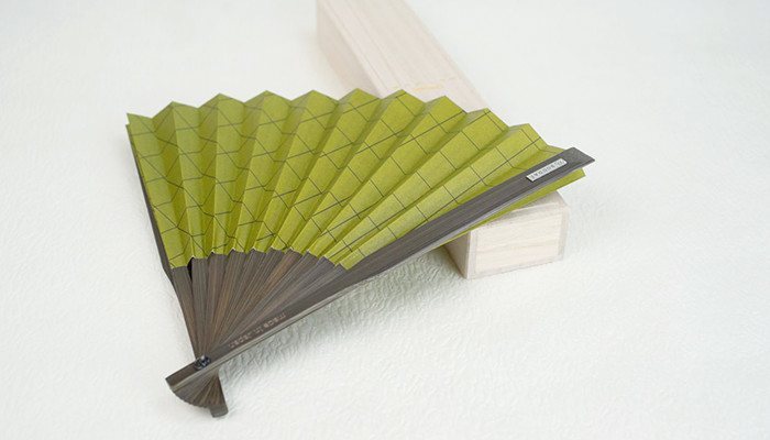 専用化粧箱に大風量扇子の抹茶を立てかけている