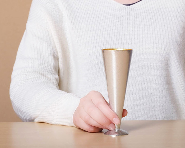 Tin champagne flute is easy to hold