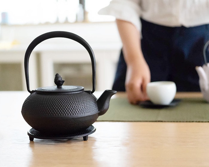 Nanbu tetsubin of Roji on the cast iron trivet of Roji