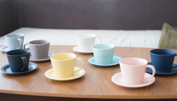 There are 8 colors set of cup & saucer on the table