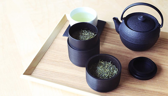茶葉の入ったかるみと鋳心ノ工房のティーポットと緑茶の入った湯吞み