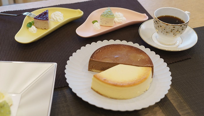 パレスプレートやTORIZARAにケーキが乗っている