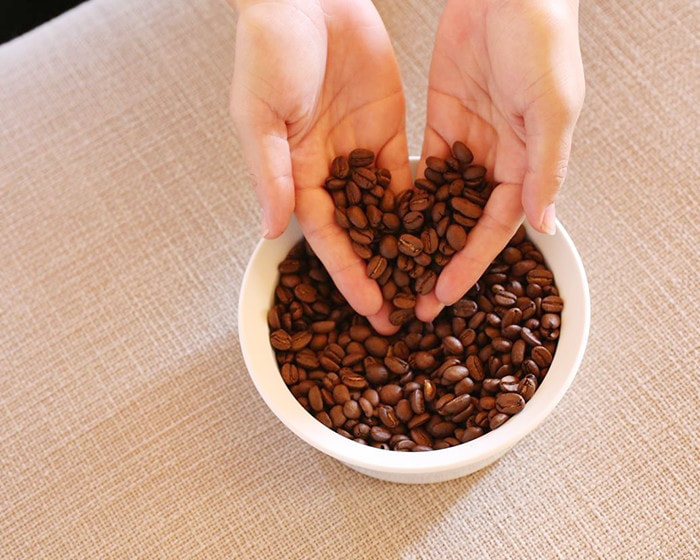 Make a heart mark with coffee beans