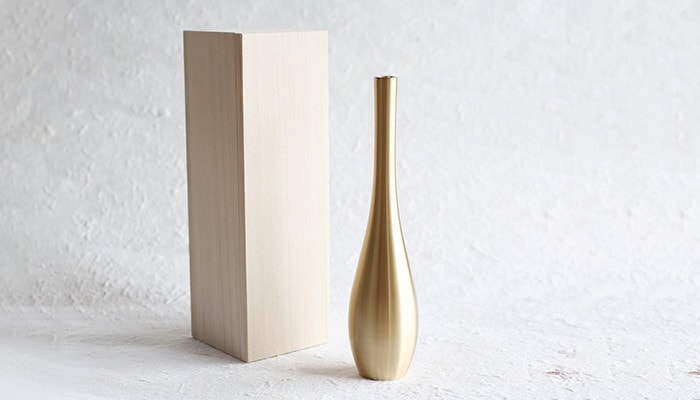 Metal flower vase Sorori from Nousaku and its exclusive box